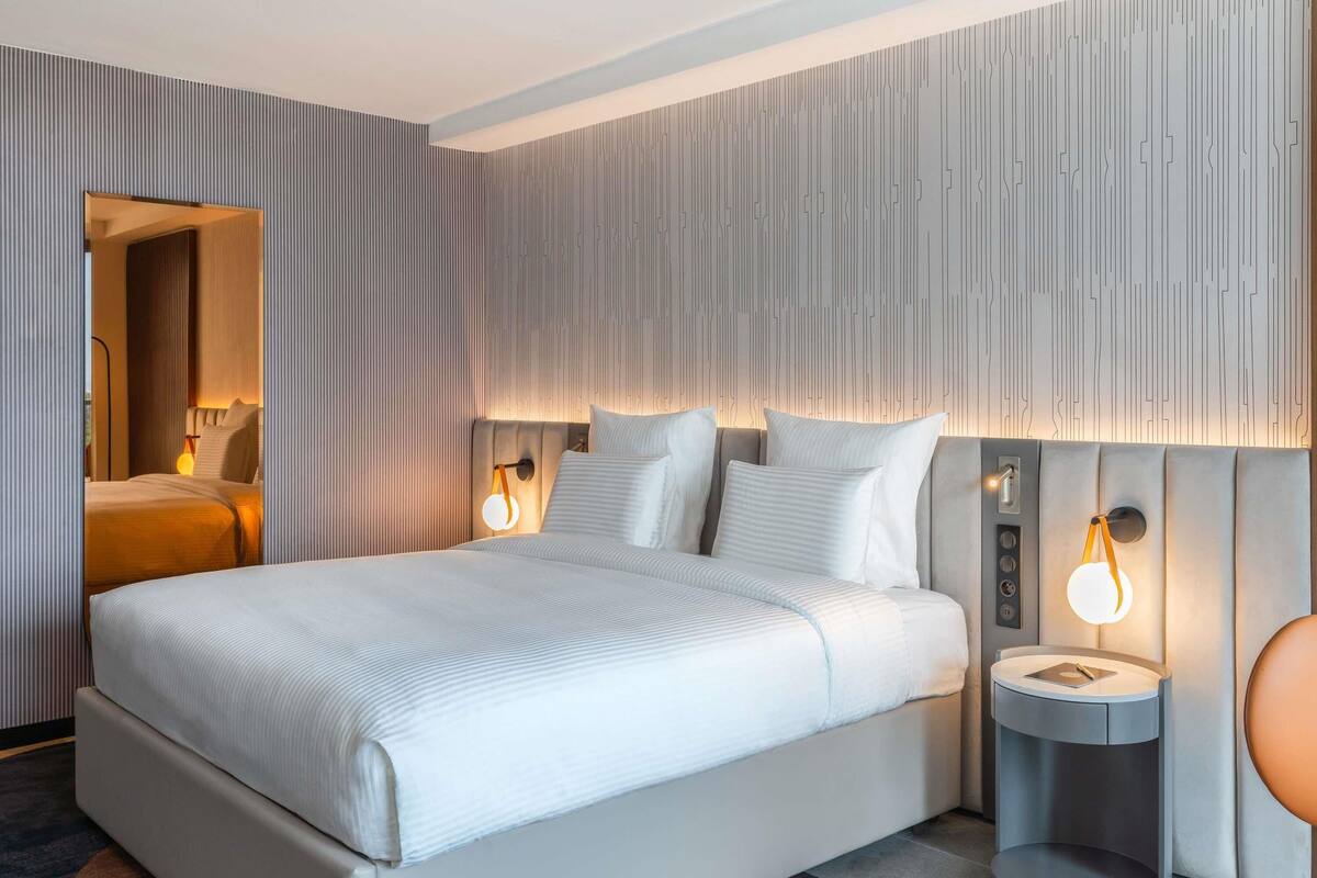 Sengetøy av topp kvalitet, senger med overmadrass og minibar