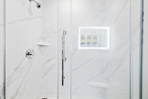 Combined shower/tub, free toiletries, hair dryer