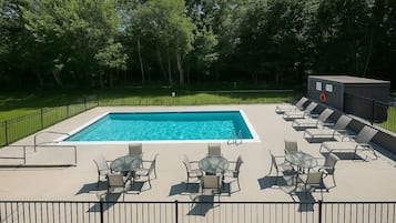 Piscine extérieure (ouverte en saison), parasols de plage