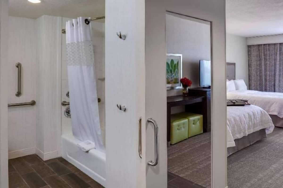 Bathroom | Free toiletries, hair dryer, bathrobes, towels