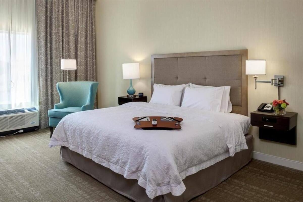 ตู้นิรภัยในห้องพัก,  ผ้าม่านกันแสง, เตารีด/โต๊ะรีดผ้า