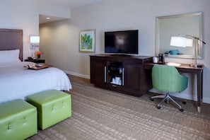King, Studio, 1 King Bed, Non Smoking | In-room safe, blackout drapes, iron/ironing board