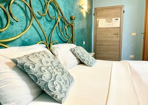 Frette Italian sheets, premium bedding, pillowtop beds, minibar - Signor Suite Colosseo (Rome)