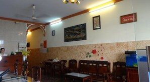 Lobby sitting area - Son Tung Hotel (Ho Chi Minh City)