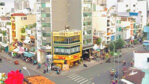 A multi-story building with a ground-level restaurant and upper-floor commercial spaces. - Son Tung Hotel (Ho Chi Minh City)