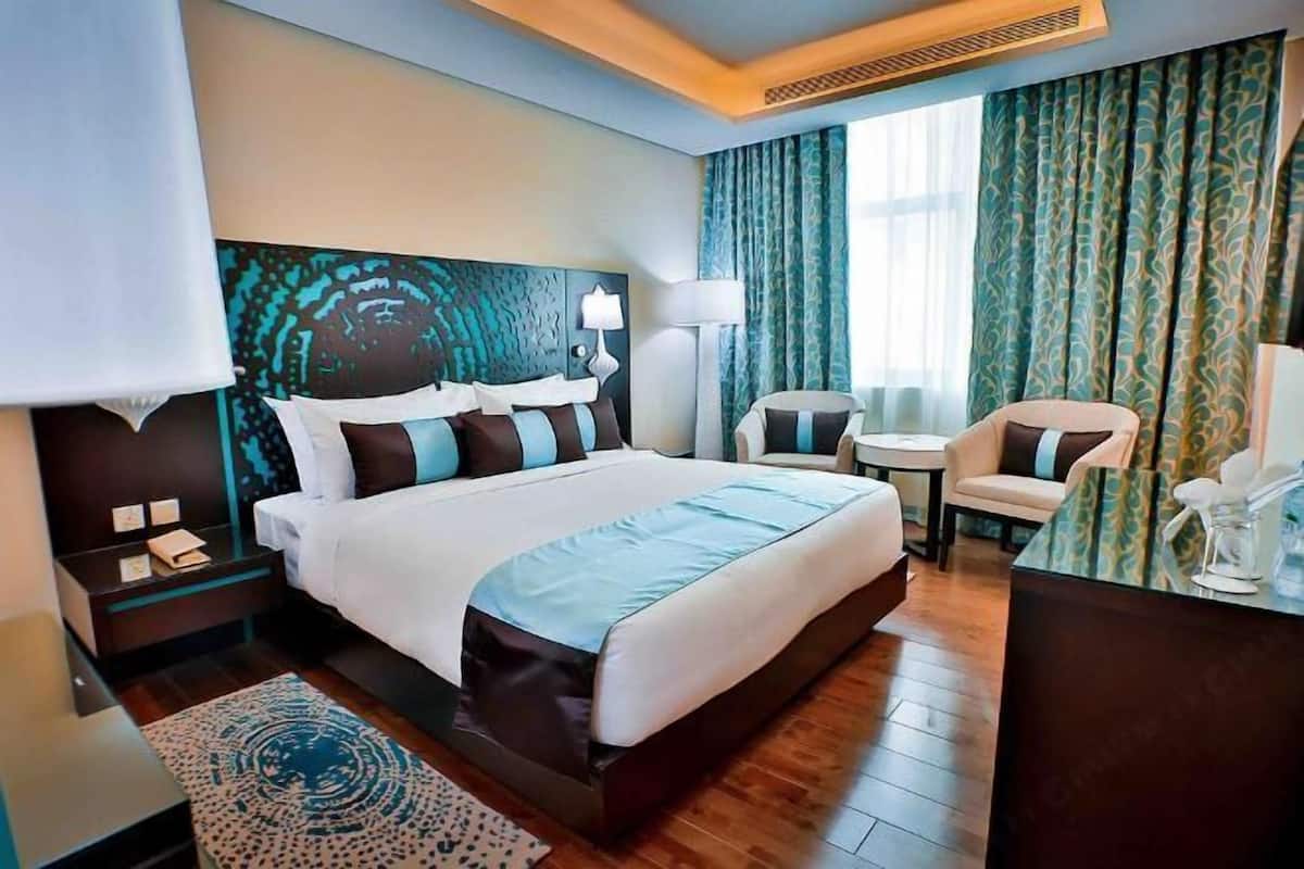 1 chambre, minibar, coffres-forts dans les chambres, bureau