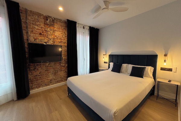 Exclusieve studio | Individueel gedecoreerd, individueel gemeubileerd, een laptopwerkplek