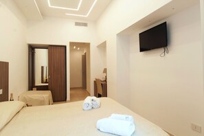 豪華三人房 | 高級寢具、迷你吧、客房內保險箱、書桌