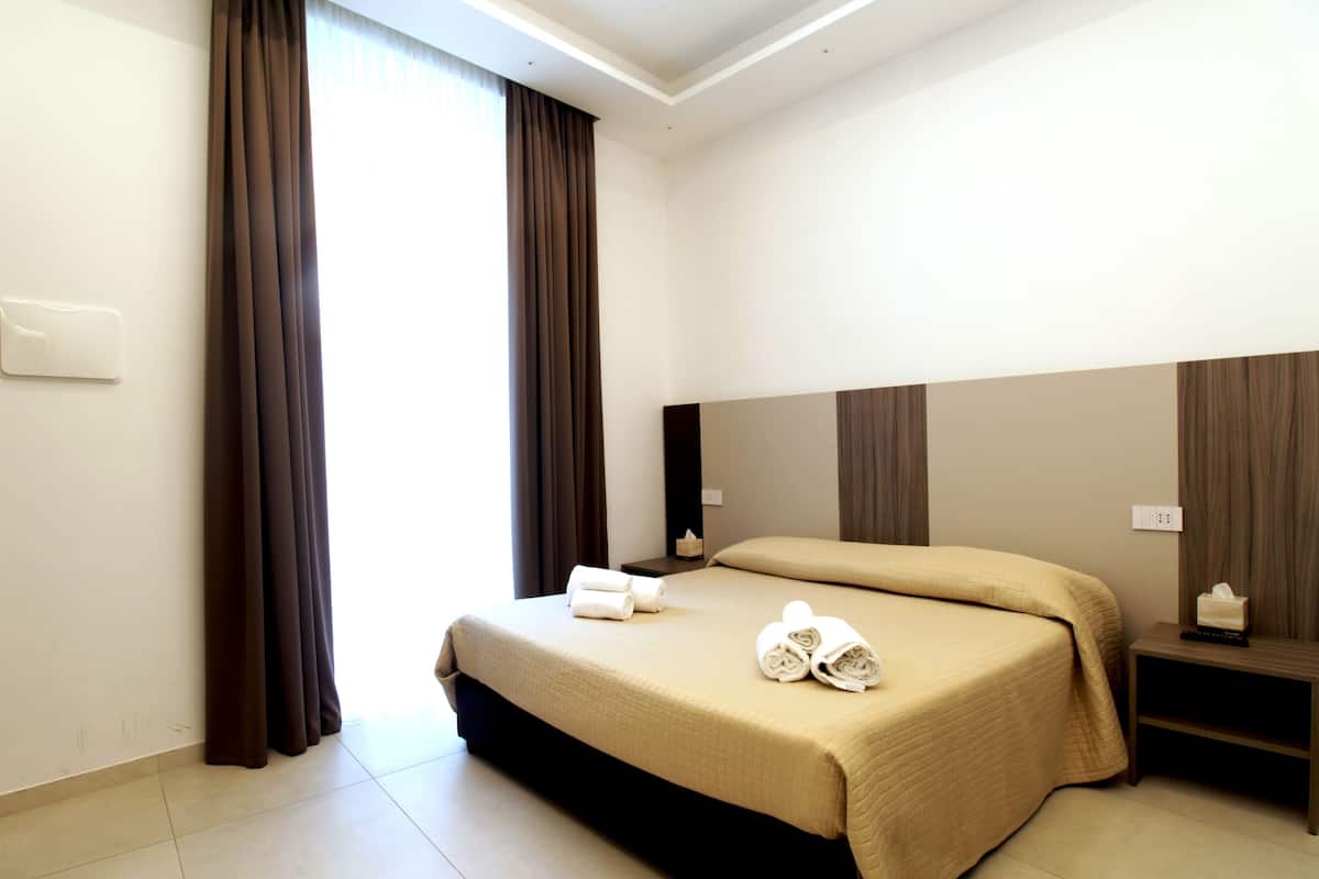 Deluxe Double Room, Balcony | 1 bedroom, premium bedding, minibar, in-room safe