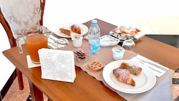 Petit déjeuner composé de spécialités régionales (7 EUR par personne)