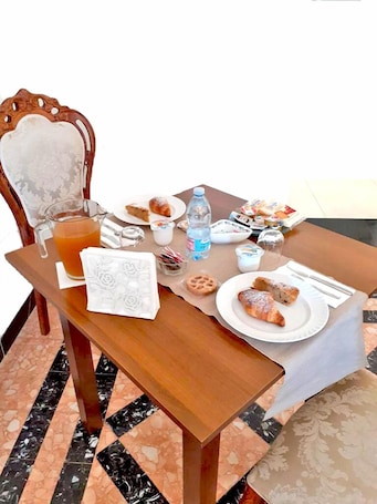 Desayuno con opciones de la cocina local diario (EUR 7 por persona)