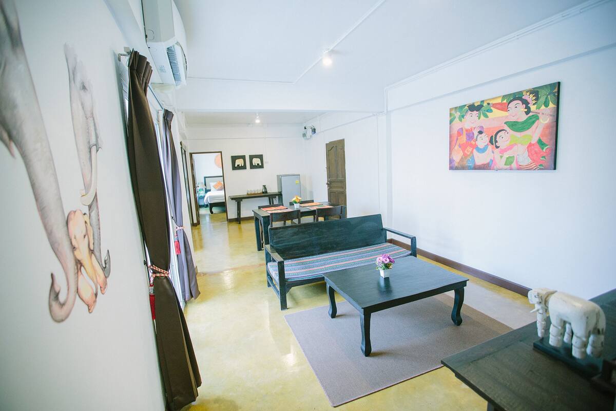 Una sala de estar moderna con un sofá, una mesa de centro y un cuadro en la pared.