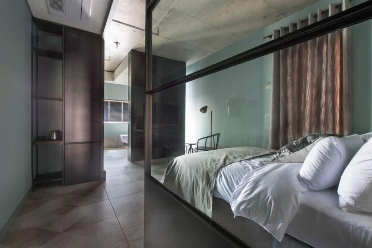 Cofres nos quartos, escrivaninha, quartos à prova de som