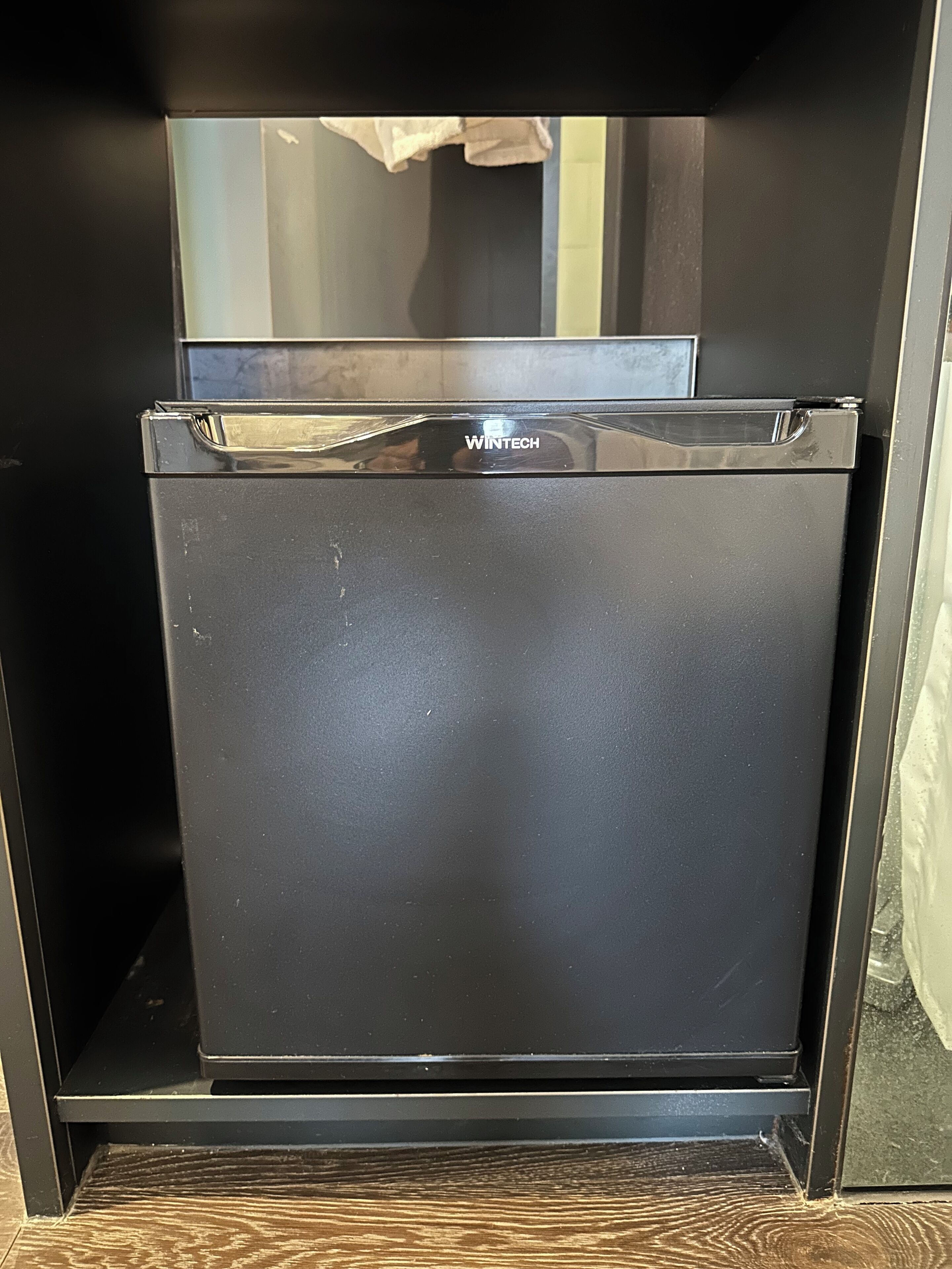 fridge, electric kettle, cookware/dishes/utensils, freezer