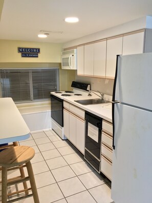 Microwave, coffee/tea maker - Riviera Resorts & Suites (Wildwood)