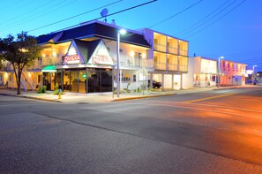 Front of property – evening/night - Riviera Resorts & Suites (Wildwood)