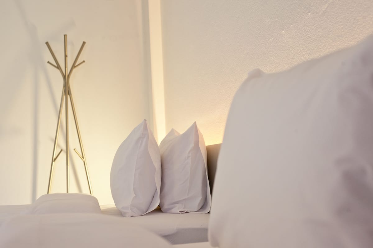 Twin Room with Pool Access (Adults Only) | Bộ đồ giường cao cấp, minibar, két bảo mật tại phòng, bàn 