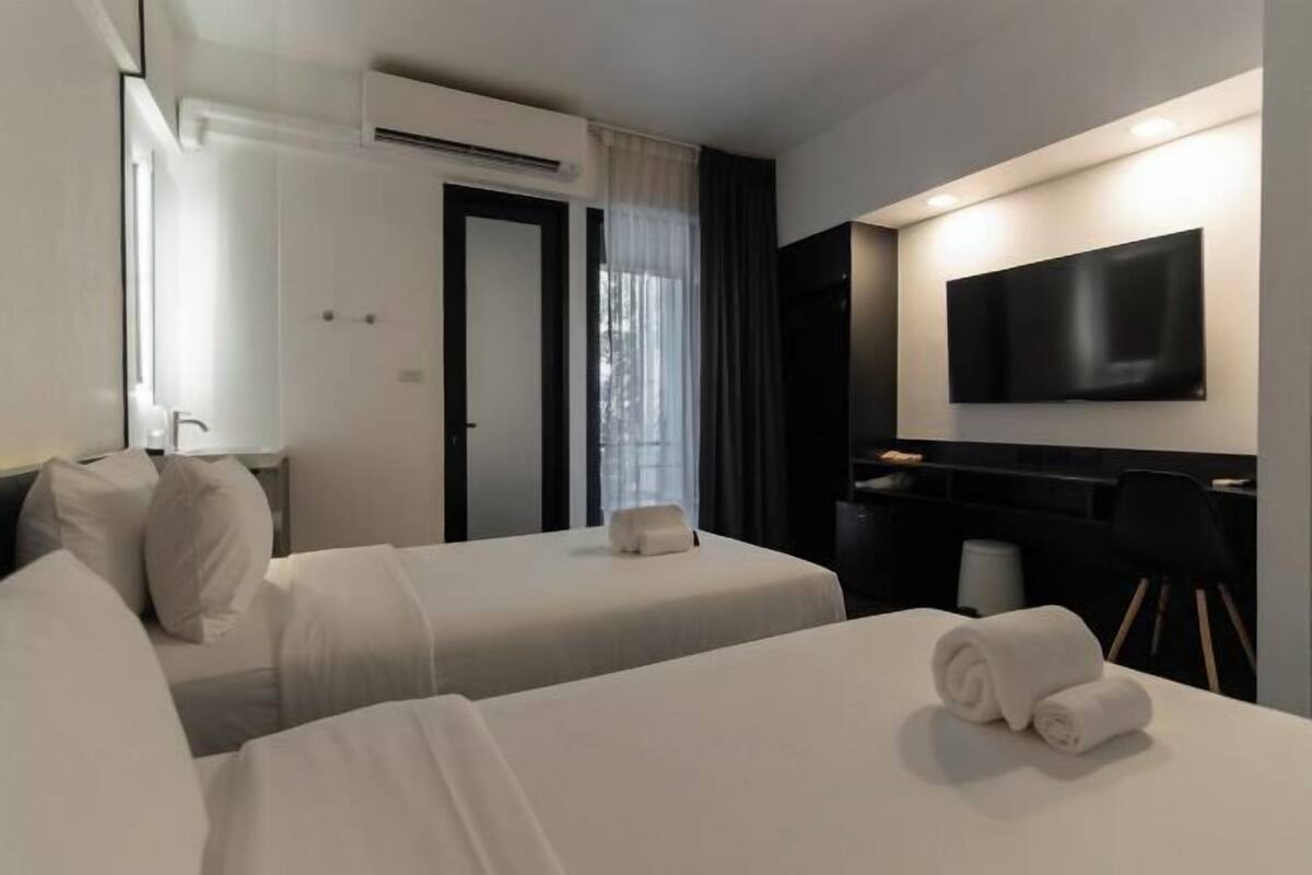 Bộ đồ giường cao cấp, minibar, két bảo mật tại phòng, bàn 