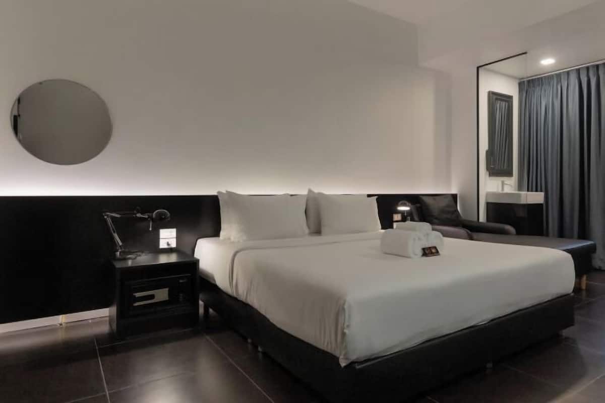 Bộ đồ giường cao cấp, minibar, két bảo mật tại phòng, bàn 