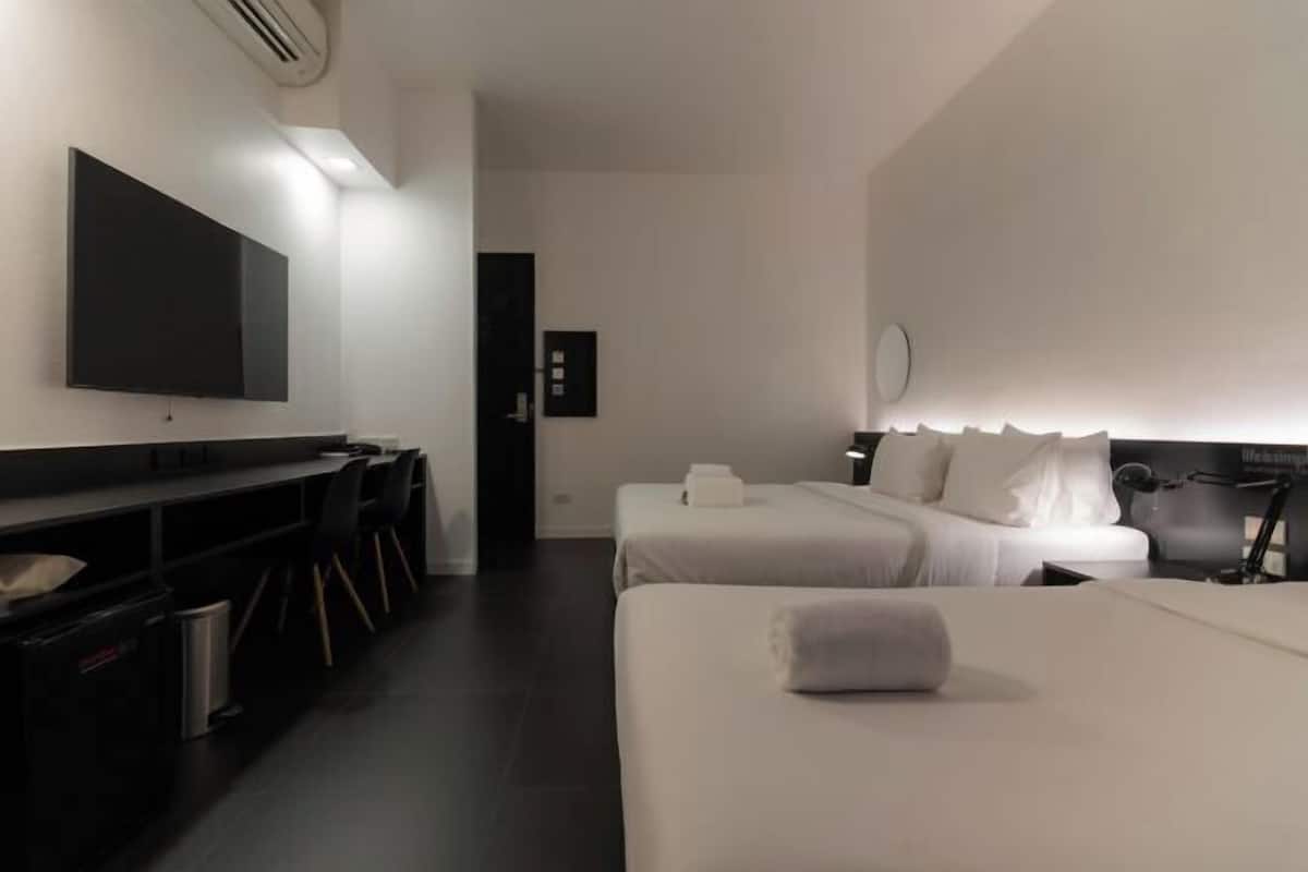Bộ đồ giường cao cấp, minibar, két bảo mật tại phòng, bàn 
