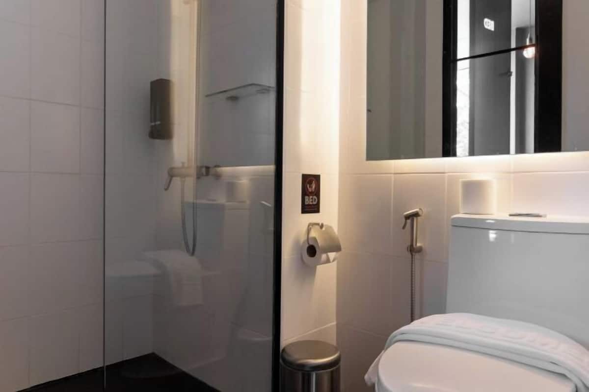 Suihku, ilmaiset hygieniatuotteet, hiustenkuivaaja, tohvelit
