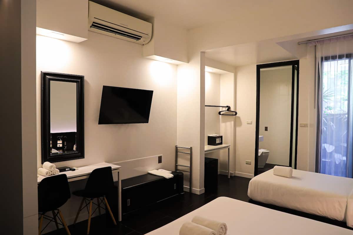 Triple Room (1 Double and 1 Single Bed)(Adults Only) | Ropa de cama de alta calidad y minibar