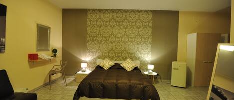 Desk, soundproofing, free WiFi