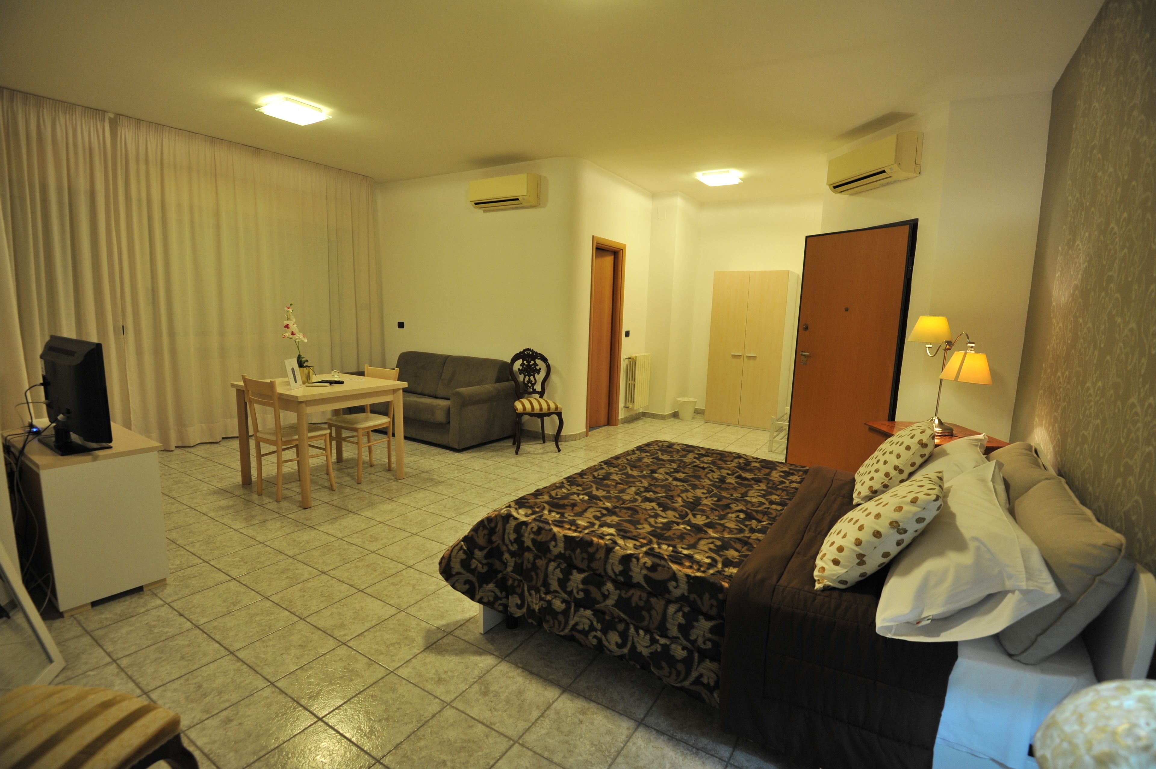 Bureau, chambres insonorisées, Wi-Fi gratuit