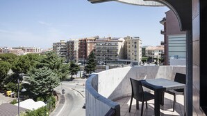 A balcony with a view of a cityscape, including multi-story buildings and a road with vehicles. - Quarantadue Quindici (Termoli)