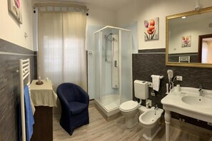 Shower, hair dryer - APR Guesthouse (Rome)