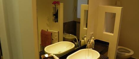 Quarto casal | Banheiro | Chuveiro, secador de cabelo (mediante solicitação)