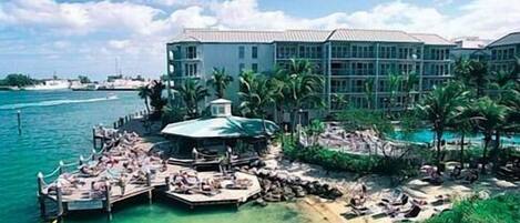 Plage privée, sable blanc, chaises longues, serviettes de plage