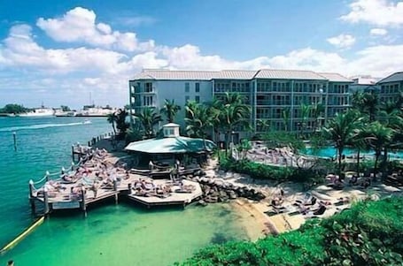 Private beach, white sand, sun loungers, beach towels