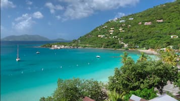 Una spiaggia nelle vicinanze