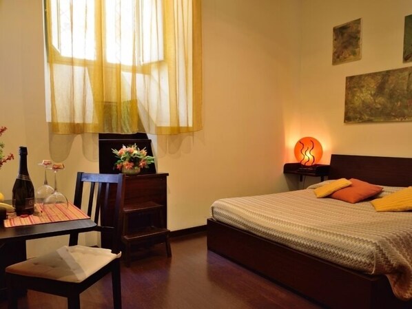 Cots/infant beds, rollaway beds, free WiFi, bed sheets
