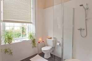 Apartment, 3 Bedrooms | Bathroom | Free toiletries, towels - Windsor Street Apartments (Edinburgh)