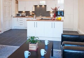 Frigorifero, microonde, piano cottura, lavastoviglie