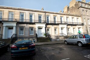 Front of property - Windsor Street Apartments (Edinburgh)