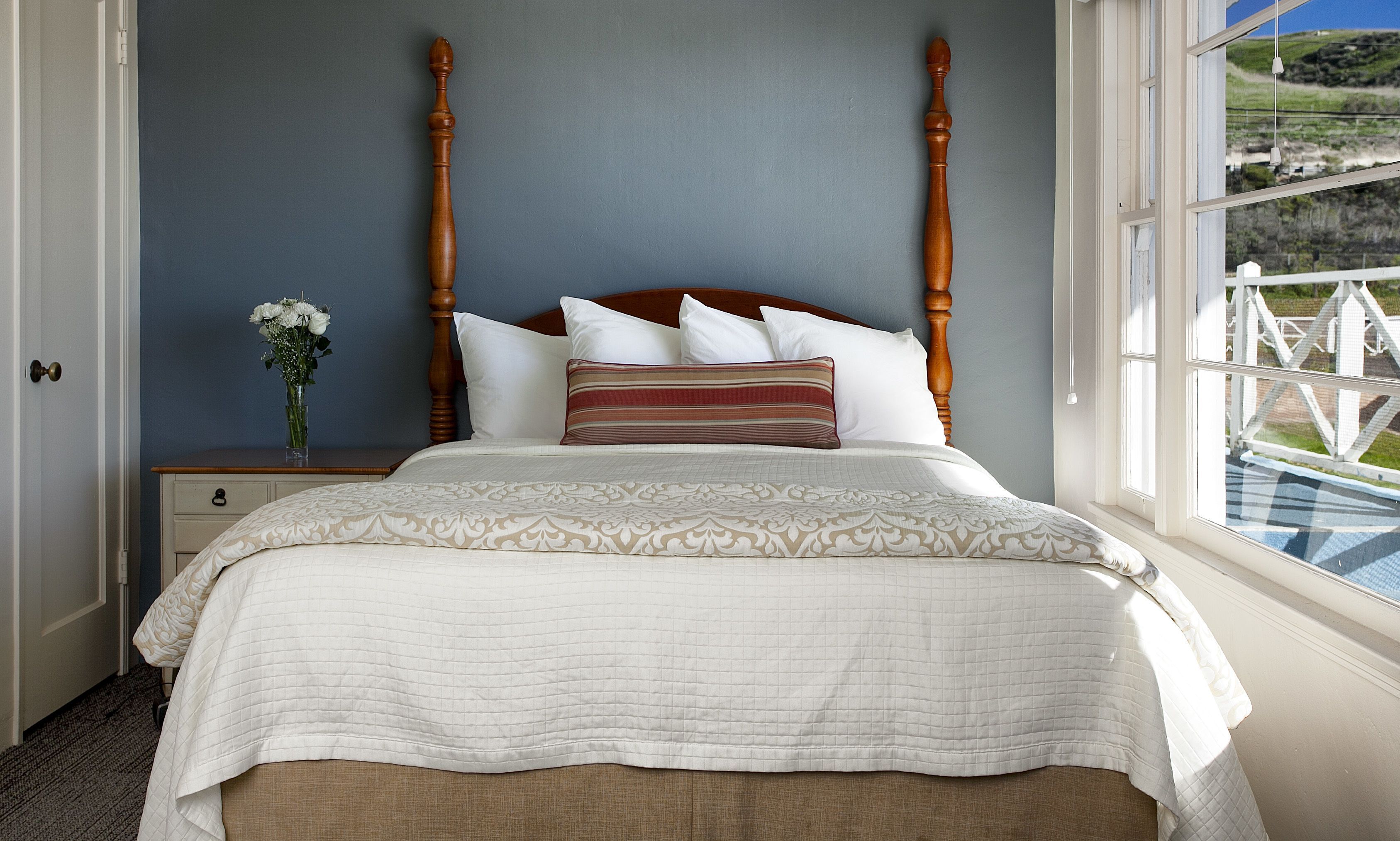 Tabla de planchar con plancha, wifi gratis y ropa de cama 