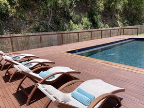 حمّام سباحة خارجي، مقاعد للتشمس