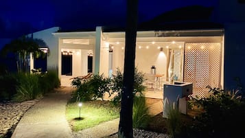 Studio Mewah, 1 kamar tidur, dapur kecil, tepi pantai | Teras/patio