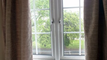 Basic Tek Büyük veya İki Ayrı Yataklı Oda, Banyolu/Duşlu, Deniz Manzaralı (Double or Twin Room 7)