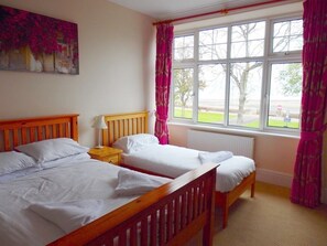 Triple Room, Ensuite - Quay Inn (Minehead)