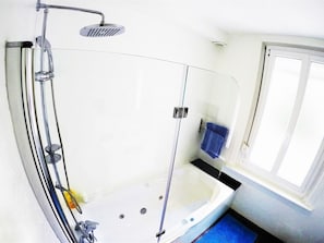Chambre quadruple Deluxe, salle de bain privée | Salle de bain