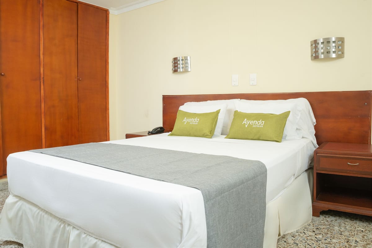 Escritorio, wifi gratis y ropa de cama
