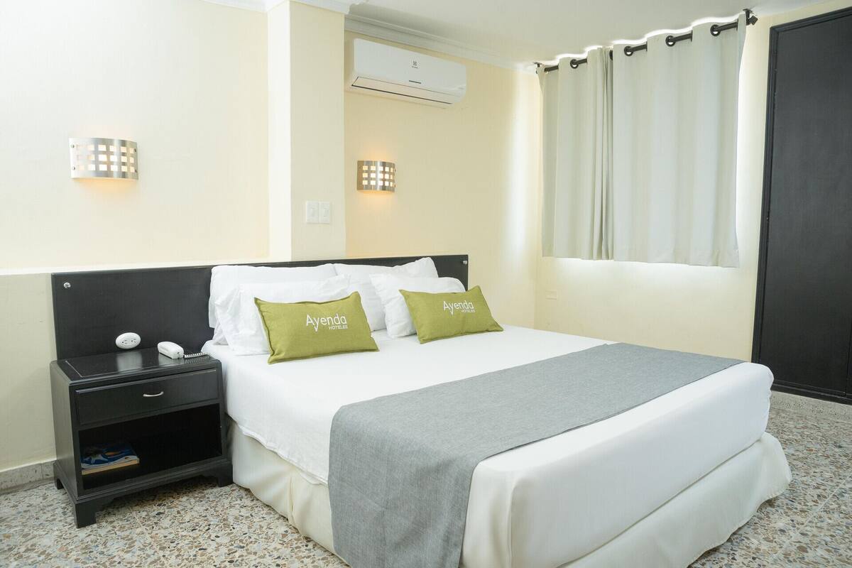 Escritorio, wifi gratis, ropa de cama