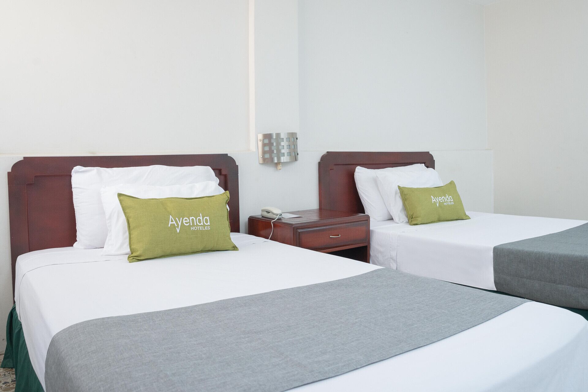 Escritorio, wifi gratis y ropa de cama 