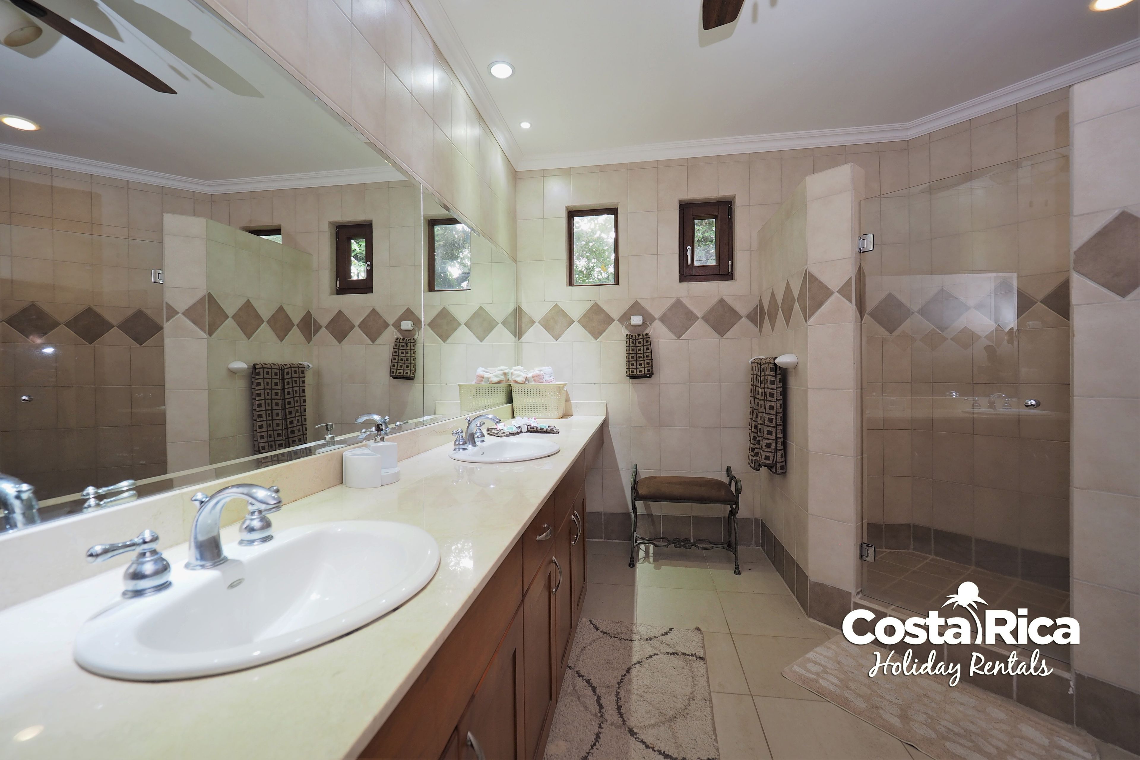 family apartment, 2 bedrooms (macaw #16) | bathroom | shower, hair dryer, towels