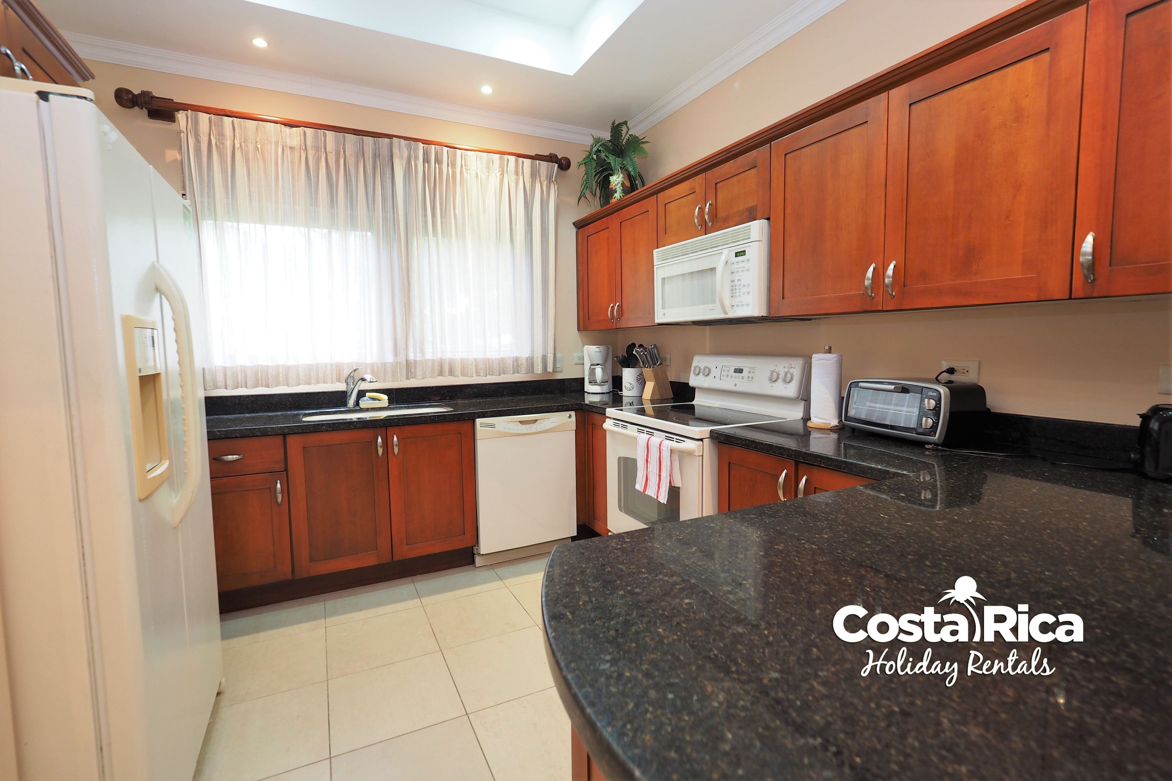 apartment, 2 bedrooms (macaw #4) | private kitchen | full-sized fridge, microwave, oven, stovetop