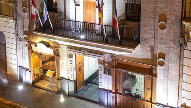 Fachada de la propiedad por la tarde o noche